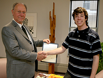 Noah Gillespie receives the Raoul Wallenberg Scholar Award from Dr. Tom Barden, director of the Honors Program.