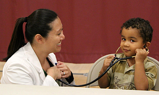 Helaine Kwong, a third-year UT medical student, let a young patient listen to her heart at one of the CommunityCare Clinics. 