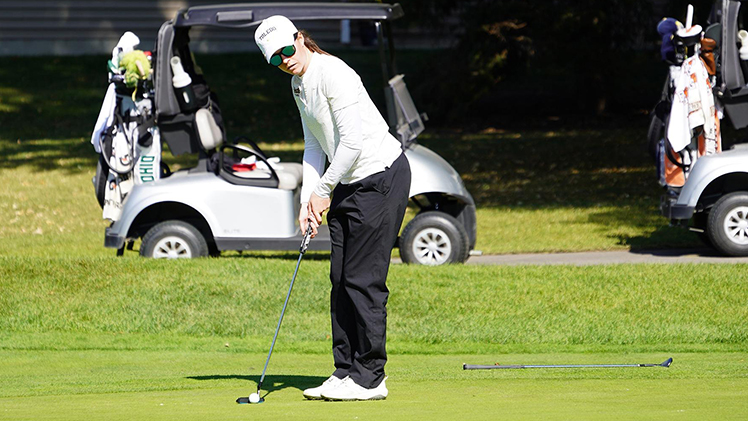 Photo of UToledo golfer Kathryn Roth about to putt on the green at the Rocket Classic.