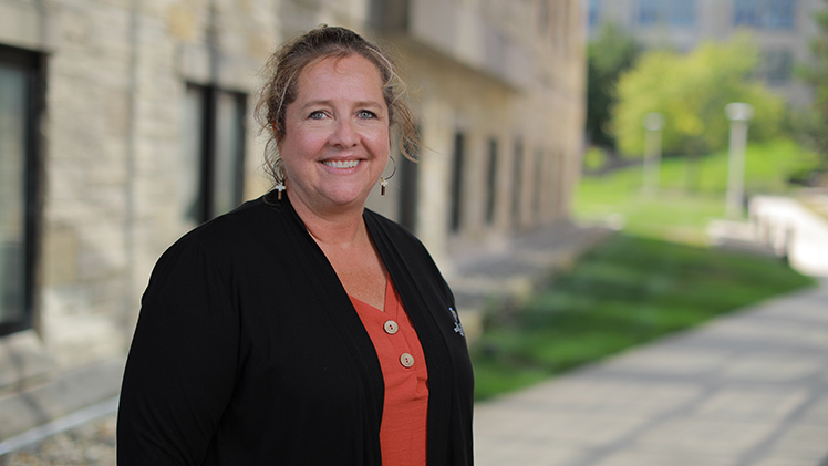 Feature portrait of Dr. Ellen Pullins, a Schmidt Research Professor of Sales and Sales Management and a professor of marketing in the John B. and Lillian E. Neff College of Business and Innovation.