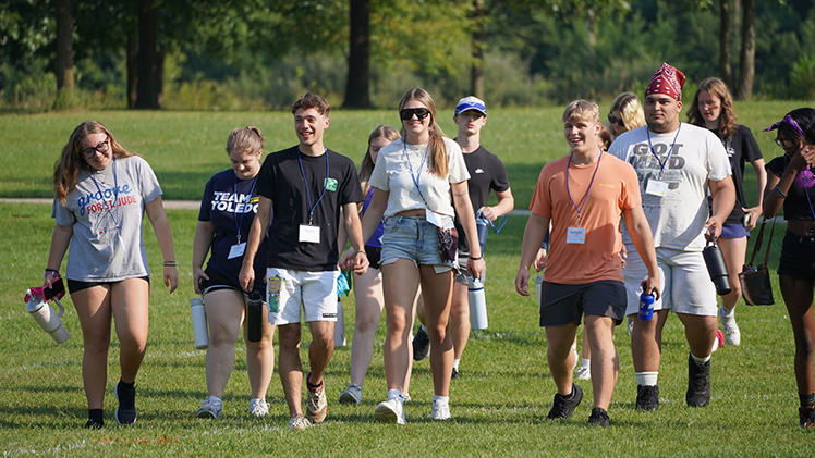 A group of UToledo incoming freshman walk to an activity during Freshman Camp.
