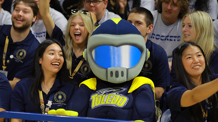 Rocky hangs out with incoming UToledo students at a Rocky's Welcome event in Savage Arena.