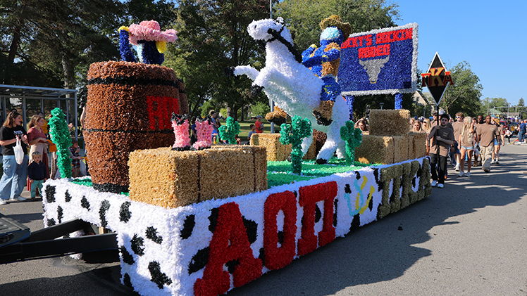 Photo of the Alpha Omicron Pi and Pi Kappa Alpha float in the 2025 Homecoming Parade.