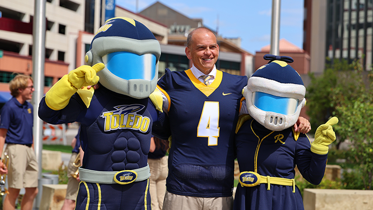 Toledo Mayor Wade Kapszukiewicz poses with Rocky and Rocksy at a downtown pep rally.