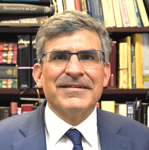El tiro en la cabeza del Dr. Paul Carrese es el director fundador de la Escuela de Ciudadanos, Pensamiento Económico y Liderazgo de la Universidad Estatal de Arizona.