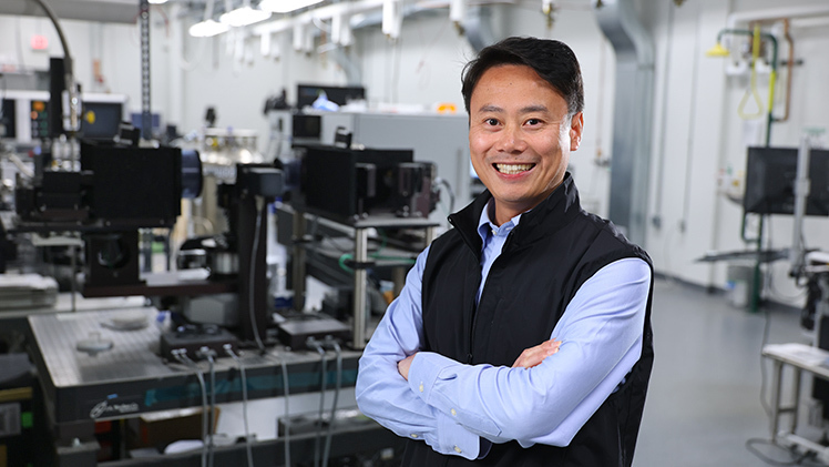 Inside lab portrait of Dr. Donghui Zhao, who joined UToledo on Monday, Oct. 6, and will provide academic and research leadership to the Northwest Ohio Glass Innovation Hub.