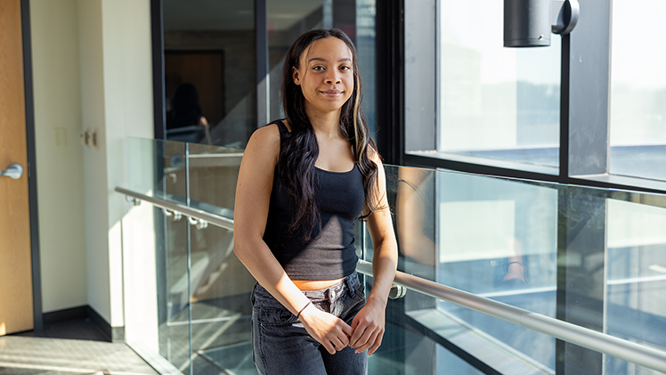 Retrato interno del estudiante de negocios de UToledo, Sahvaan Price.