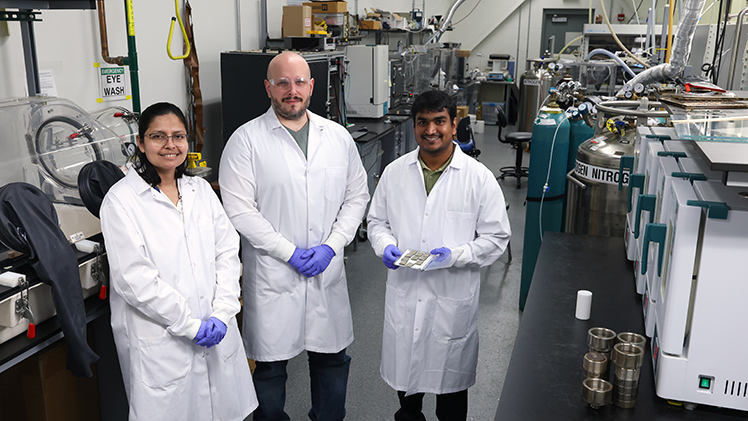 Alisha Adhikari i Scott Lambright, slijeva, doktorandi fizike, i dr. Vijay Karade, postdoktorski istraživač.