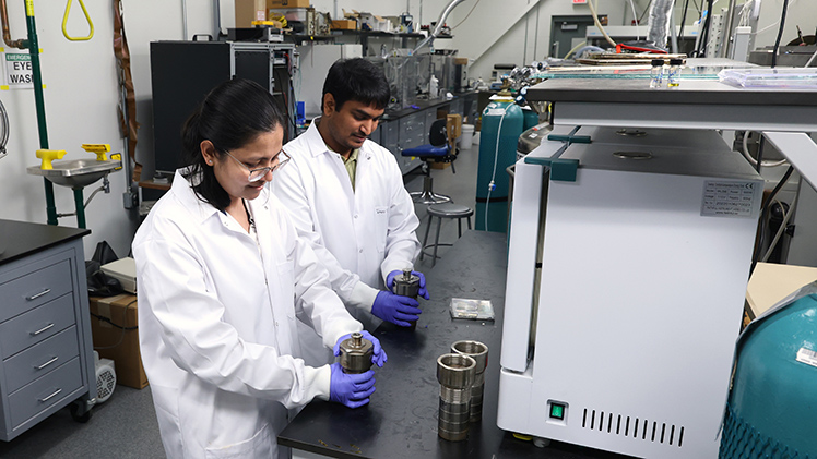 Alisha Adhikari i dr. Vijay Karade pripremaju autoklave.