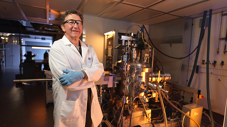 Portrait of Dr. Michael Heben, a Distinguished University Professor and McMaster Chair and Director of the Wright Center for Photovoltaics Innovation and Commercialization, in his lab.