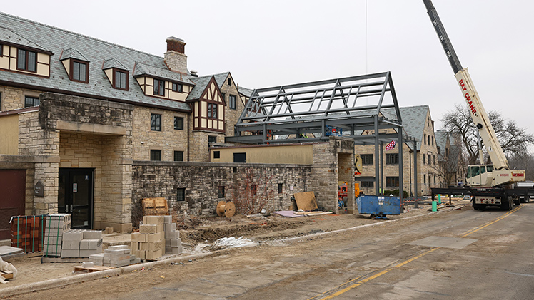 Construction of UToledo’s new welcome center and one-stop center, located off Bancroft Street and connected to Scott and Tucker Halls, is progressing on schedule, with steel framing for the new addition placed this week. The project’s completion is planned for this summer, with move-in scheduled before the start of fall semester. 