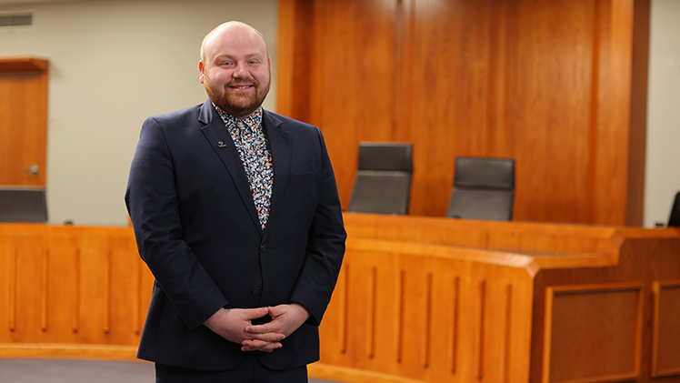 Estudiante de derecho convierte experiencia vivida en defensa. Estudiante de derecho convierte experiencia vivida en defensa.