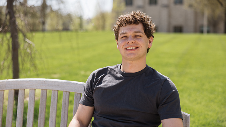 Potret Elijah Cook-Klockowski, yang lulus pada 2 Mei dengan gelar sarjana dalam bidang studi lingkungan.