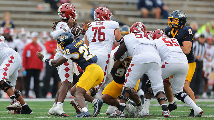 Toledo sacks Temple's QB in the 4th quarter.