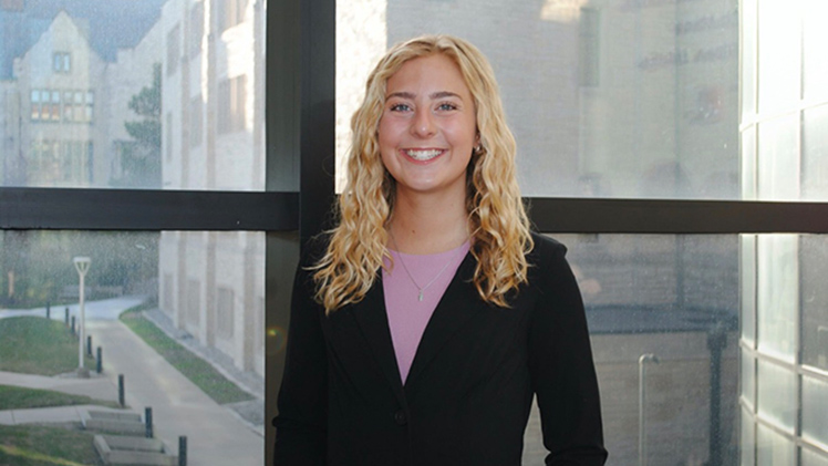 Portrait of UToledo student Ella Boerger.